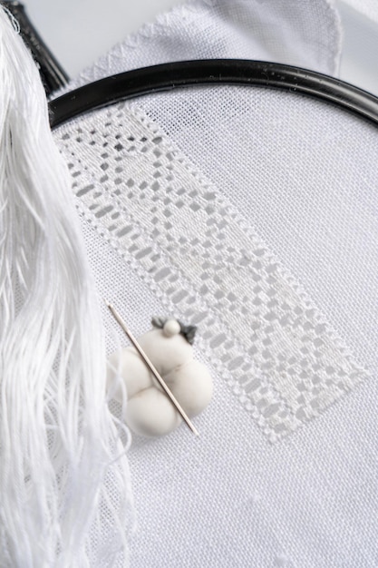 Pânză cu broderie delicată